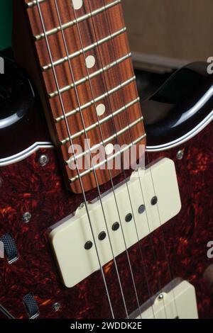 Kratzplatte, Bedienelemente, Pick-up, Gitarrensaiten und Griffbrett von E-Gitarre Stockfoto