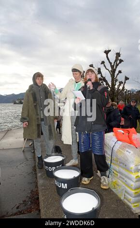 Einweihung der Schwimmenden Sauna im Rahmen des Projektes Plateau Blo , im Kulturhauptstadtjahr 2024 an der Esplanade in Gmunden, am 18.01.2024. Das Projekt richtet sich gegen Besitzdenken in den begehrten Uferzonen des Traunsees im oberösterreichischen Salzkammergut. .Das Bild zeigt Studierende der Kunstuniversität Linz mit der Kunstkuratorin Sabine Barlian 2023 - Einweihung der Schwimmenden Sauna im Rahmen des Projektes Plateau Blo , im Kulturhauptstadtjahr 2024 an der Esplanade in Gmunden, am 18.01.2024. *** Einweihung der schwimmenden Sauna im Rahmen des Plateau Blo Projektes im Capi Stockfoto