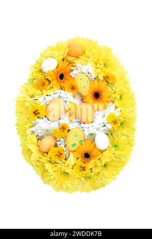 Oster-Ei-Konzeptform mit Frühlingsblumen und verzierten Eiern auf weißem Hintergrund. Frohe Osterkomposition für die Weihnachtszeit. Stockfoto