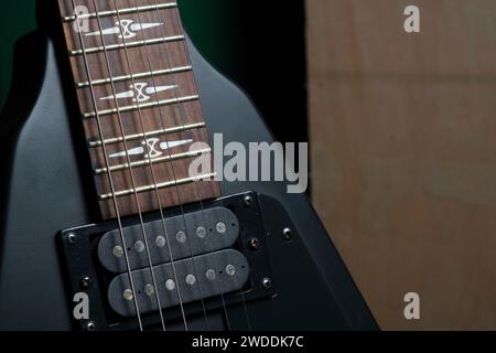 Tonabnehmer, Griffbrett und Griffmarkierungen von schwarzer E-Gitarre. Metall heben Stockfoto