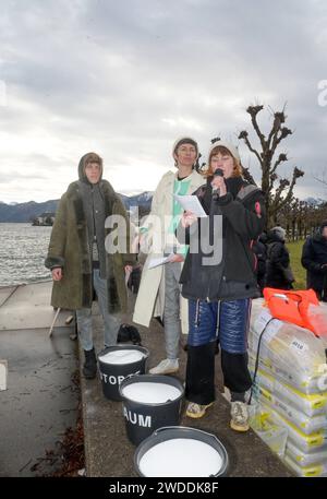 Einweihung der Schwimmenden Sauna im Rahmen des Projektes Plateau Blo , im Kulturhauptstadtjahr 2024 an der Esplanade in Gmunden, am 18.01.2024. Das Projekt richtet sich gegen Besitzdenken in den begehrten Uferzonen des Traunsees im oberösterreichischen Salzkammergut. .Das Bild zeigt Studierende der Kunstuniversität Linz mit der Kunstkuratorin Sabine Barlian 2023 - Einweihung der Schwimmenden Sauna im Rahmen des Projektes Plateau Blo , im Kulturhauptstadtjahr 2024 an der Esplanade in Gmunden, am 18.01.2024. *** Einweihung der schwimmenden Sauna im Rahmen des Plateau Blo Projektes im Capi Stockfoto