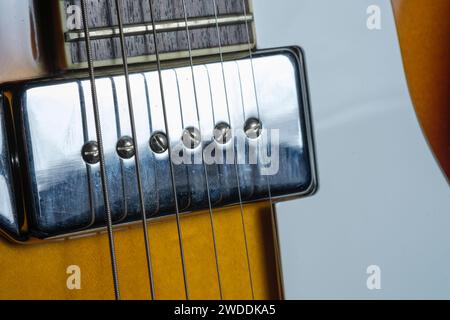 Elektrische Gitarrenaufnahme mit Saiten und Pick Guard Stockfoto