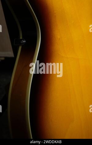 Detail des semiakustischen Gitarrenkörpers mit Bindung Stockfoto