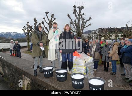 Einweihung der Schwimmenden Sauna im Rahmen des Projektes Plateau Blo , im Kulturhauptstadtjahr 2024 an der Esplanade in Gmunden, am 18.01.2024. Das Projekt richtet sich gegen Besitzdenken in den begehrten Uferzonen des Traunsees im oberösterreichischen Salzkammergut. .Das Bild zeigt Studierende der Kunstuniversität Linz mit der Kunstkuratorin Sabine Barlian 2023 - Einweihung der Schwimmenden Sauna im Rahmen des Projektes Plateau Blo , im Kulturhauptstadtjahr 2024 an der Esplanade in Gmunden, am 18.01.2024. *** Einweihung der schwimmenden Sauna im Rahmen des Plateau Blo Projektes im Capi Stockfoto