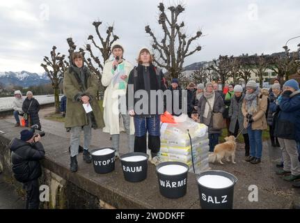 Einweihung der Schwimmenden Sauna im Rahmen des Projektes Plateau Blo , im Kulturhauptstadtjahr 2024 an der Esplanade in Gmunden, am 18.01.2024. Das Projekt richtet sich gegen Besitzdenken in den begehrten Uferzonen des Traunsees im oberösterreichischen Salzkammergut. .Das Bild zeigt Studierende der Kunstuniversität Linz mit der Kunstkuratorin Sabine Barlian 2023 - Einweihung der Schwimmenden Sauna im Rahmen des Projektes Plateau Blo , im Kulturhauptstadtjahr 2024 an der Esplanade in Gmunden, am 18.01.2024. *** Einweihung der schwimmenden Sauna im Rahmen des Plateau Blo Projektes im Capi Stockfoto