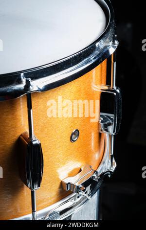 Details zu Snare Drum, Drum Sticks und Trommelhocker Stockfoto