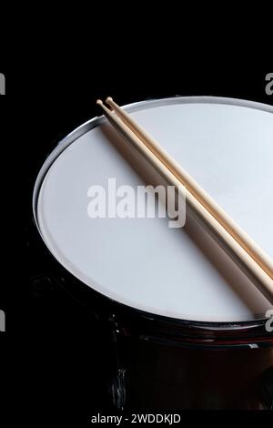 Details zu Snare Drum, Drum Sticks und Trommelhocker Stockfoto