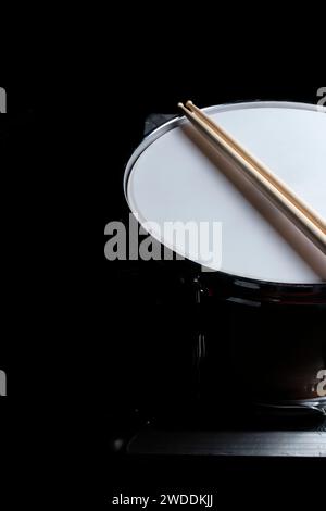 Details zu Snare Drum, Drum Sticks und Trommelhocker Stockfoto