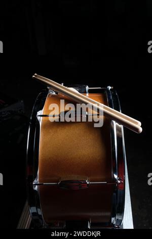 Details zu Snare Drum, Drum Sticks und Trommelhocker Stockfoto