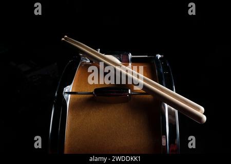 Details zu Snare Drum, Drum Sticks und Trommelhocker Stockfoto