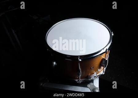 Details zu Snare Drum, Drum Sticks und Trommelhocker Stockfoto