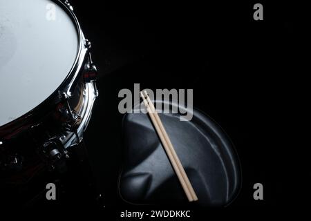 Details zu Snare Drum, Drum Sticks und Trommelhocker Stockfoto