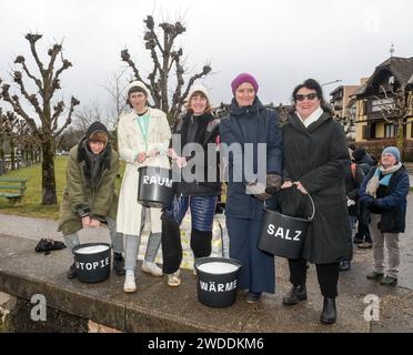 Einweihung der Schwimmenden Sauna im Rahmen des Projektes Plateau Blo , im Kulturhauptstadtjahr 2024 an der Esplanade in Gmunden, am 18.01.2024. Das Projekt richtet sich gegen Besitzdenken in den begehrten Uferzonen des Traunsees im oberösterreichischen Salzkammergut. .Das Bild zeigt v.l.n.r.: Studierende der Kunstuniversität Linz mit Ihrer Kuratorin Simone Barlian, Architektin Sabine Pollak, Künstlerische Geschäftsführerin der Kulturhauptstadt Bad Ischl Salzkammergut 2024 GmbH, Elisabeth Schweeger, 2023 - Einweihung der Schwimmenden Sauna im Rahmen des Projektes Plateau Blo , im Kulturhauptst Stockfoto