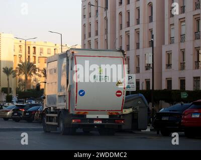 Kairo, Ägypten, 6. Januar 2024: Ein Müllwagen, Müllwagen, ein Lkw, der speziell entwickelt wurde, um kommunale feste Abfälle zu sammeln und zu einem festen Abfall zu transportieren Stockfoto