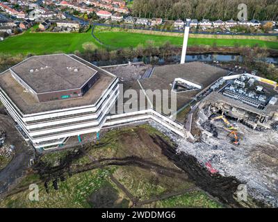 Luftaufnahme des bulldosierenden Abbruchs des ehemaligen HMRC-Bürogebäudes in Shipley Stockfoto