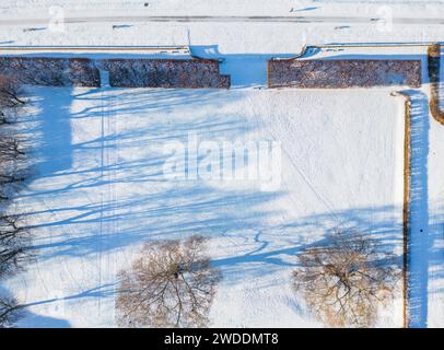 Dresden, Deutschland. Januar 2024. Die Wiesen im Garten des japanischen Palastes neben dem Elebradweg sind mit Schnee bedeckt. (Luftaufnahme mit Drohne) Credit: Robert Michael/dpa/Alamy Live News Stockfoto