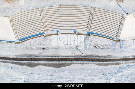 Dresden, Deutschland. Januar 2024. Die Treppen und Wiesen an der Königsufer sind mit Schnee bedeckt. (Luftaufnahme mit Drohne) Credit: Robert Michael/dpa/Alamy Live News Stockfoto