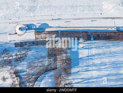 Dresden, Deutschland. Januar 2024. Die Wiesen im Garten des Japanischen Palastes und der Pavillon mit Carillon am Elbufer sind mit Schnee bedeckt. (Luftaufnahme mit Drohne) Credit: Robert Michael/dpa/Alamy Live News Stockfoto