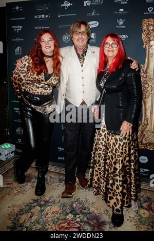 Public Viewing - Ich bin ein Star Holt mich hier raus Jörg Draeger mit Frau Petra Draeger und Tochter Cinzia Draeger beim Public Viewing zum RTL TV-Start von Ich bin ein Star Holt mich hier raus im Hotel Pullmann Schweizer Hof am 19.01.2024 in Berlin. *** Public Viewing Ich bin ein Star Holt mich hier raus Jörg Draeger mit Frau Petra Draeger und Tochter Cinzia Draeger beim Public Viewing zum RTL TV Launch von Ich bin ein Star Holt mich hier raus im Hotel Pullmann Schweizer Hof am 19 01 2024 in Berlin Copyright: xEventpressxKochanx Stockfoto