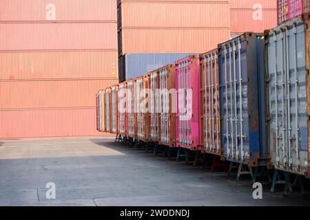 Containerwand mehrfarbige Container isoliert auf weißen Containerlagern, die in Reihen angeordnet sind Container für den Automobil- oder Seetransport Stockfoto