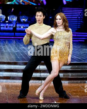 Angela Scanlon und Carlos Gu, die bei der Startup-Tour strikter Come Dancing the Live in der Utilita Arena Birmingham vortraten Stockfoto