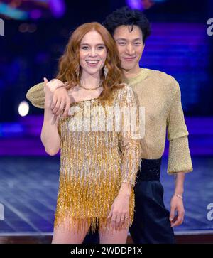 Angela Scanlon und Carlos Gu, die bei der Startup-Tour strikter Come Dancing the Live in der Utilita Arena Birmingham vortraten Stockfoto