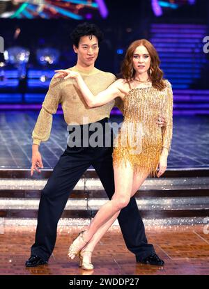 Angela Scanlon und Carlos Gu, die bei der Startup-Tour strikter Come Dancing the Live in der Utilita Arena Birmingham vortraten Stockfoto