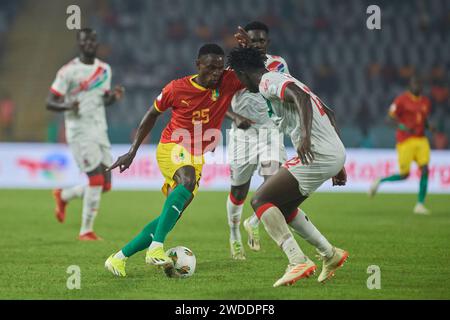 Höhepunkte des Spiels zwischen Guinea und Gambia beim Africa Cup of Nations 2023, dem Duell zwischen Facinet Conte und Issiaga Sylla Stockfoto