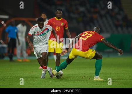 Höhepunkte des Spiels zwischen Guinea und Gambia beim Africa Cup of Nations 2023, dem Duell zwischen Abdoulaye Touré und Ablie Jallow Stockfoto