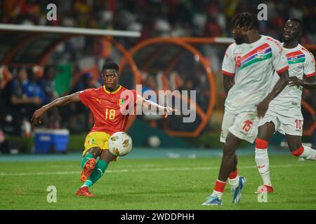 Höhepunkte des Spiels zwischen Guinea und Gambia beim Afrika-Cup der Nationen 2023 versuchte der Guineaner Aguibou Camara ein Kreuz Stockfoto