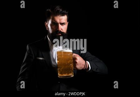 Bierkneipen und Bars. Mann mit Bierkrug. Fröhlicher Brauer, der Glas mit Bier hält. Stockfoto