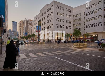 Msheireb Downtown Doha, Katar Nachmittagsaufnahme, die die einzigartige Architektur der Gebäude mit Menschen und Autos auf der Straße zeigt Stockfoto