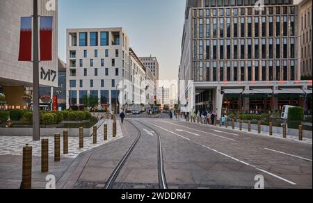 Msheireb Downtown Doha, Katar Nachmittagsaufnahme, die die einzigartige Architektur der Gebäude mit Menschen und Autos auf der Straße zeigt Stockfoto