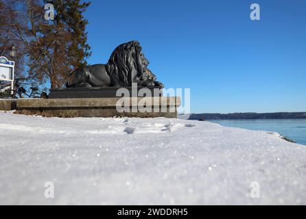 Tutzing, Bayern, Deutschland 20.01.2024: Ein Wintertag mit Schnee und Sonne in Tutzing Landkreis Starnberg. Hier der Blick von der Brahmspromenade am Midgardhaus auf die beiden Löwen und den Starnberger See, Traumwetter, Sonnenschein, Winterwunderland, Winterbild *** Tutzing, Bayern, Deutschland 20 01 2024 Ein Wintertag mit Schnee und Sonne im Stadtteil Tutzing Starnberg hier der Blick von der Brahmspromenade am Midgardhaus auf die zwei Löwen und den Starnberger See, Traumwetter, Sonnenschein, Winterwunderland, Winterbild Stockfoto