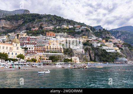 Die Stadt Positano vom Meer aus gesehen, Amalfiküste, Italien Stockfoto