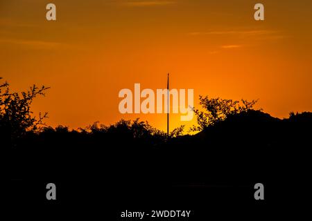 Wunderschöne goldene Stunde Sonnenaufgang hinter den Bergen im Winter in Hatta. Stockfoto