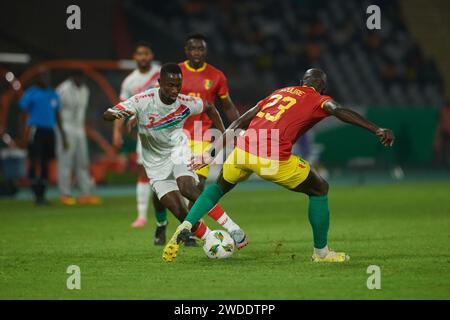Höhepunkte des Spiels zwischen Guinea und Gambia beim Africa Cup of Nations 2023, dem Duell zwischen Ablie Jallow und Abdoulaye Touré Stockfoto