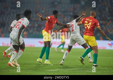 Höhepunkte des Spiels zwischen Guinea und Gambia beim Afrika-Cup 2023, guineische und gambische Spieler achten auf eine Ecke Stockfoto
