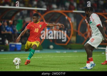 Höhepunkte des Spiels zwischen Guinea und Gambia beim Afrika-Cup 2023 entfesselte Aguibou Camara einen mächtigen Schlag Stockfoto