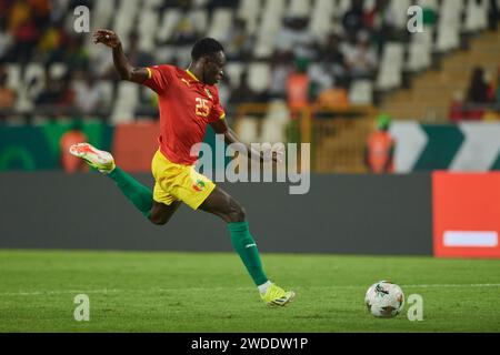 Höhepunkte des Spiels zwischen Guinea und Gambia beim Afrika-Cup 2023 entfachte Facinet Conte einen mächtigen Schlag Stockfoto