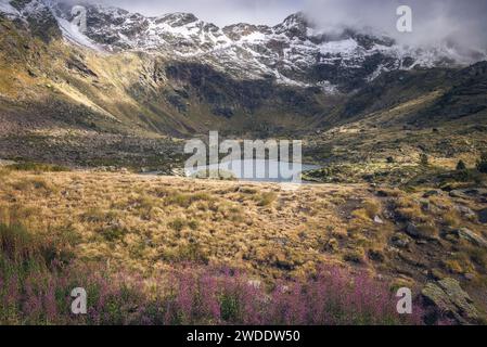 Mystische Gelassenheit: Die Tristaina Seen von Nebel in Andorra umarmt Stockfoto