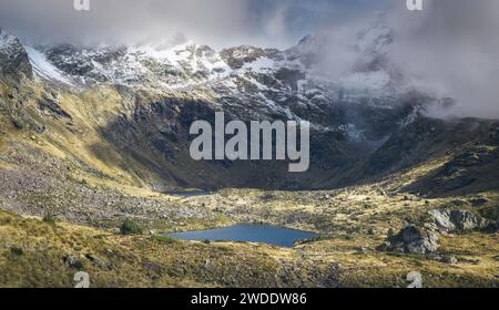 Mystische Gelassenheit: Die Tristaina Seen von Nebel in Andorra umarmt Stockfoto