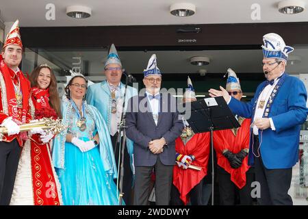 Reinhard Schnindler r mit dem Rathausschlüssel bei der Erstürmung des Stadthauses mit Bürgermeister Erhard Walther, dem KGK Prinzenpaar Kevin I. und Isabelle I., dem BCA Prinzenpaar Julia I. und Marco I. und den CGD Prinzen Jürgen Hörner und Uwe Leder - 20.01.2024 Gross-Gerau: Sturm auf das Stadthaus 20.01.2024 Gross-Gerau: Sturm auf das Stadthaus *** Reinhard Schnindler r mit dem Rathausschlüssel beim Sturm auf das Rathaus mit Bürgermeister Erhard Walther, dem KGK Prinzen und Prinzessin Kevin I. und Isabelle I. der BCA Prinz und Prinzessin Julia I. und Marco I. und die CGD Prinzen Jürgen Hörner und UW Stockfoto