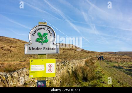 Mitglieder der Sandbach U3A Long Walking Gruppe genießen Spaziergänge in den Peak District Hills oberhalb der Stadt Hayfield England in Derbyshire auf Kinder Low Stockfoto