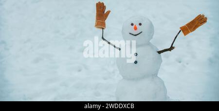 Winterbanner. Grüßt den Schneemann. Süße Schneemänner, die im Winter im Hintergrund stehen. Frohe Winterzeit. Süßer Schneemann draußen. Stockfoto