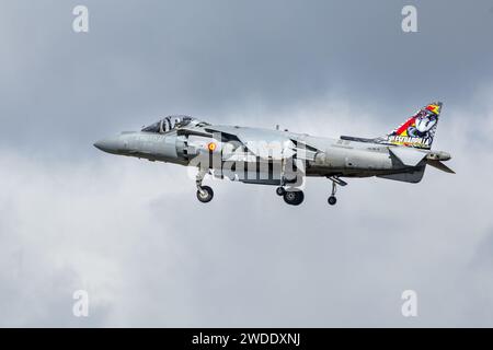 Die spanische Marine McDonnell Douglas AV-8B Harrier II wurde bei der Royal International Air Tattoo 23 geflogen. Stockfoto