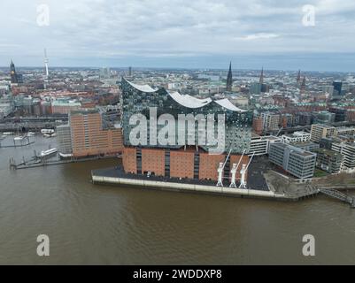 Gebäudeausbau der Elbphilharmonie eines Konzerthauses in Hamburg. Wahrzeichen in der Skyline der Stadt. Vogelauge-Luftdrohne Stockfoto