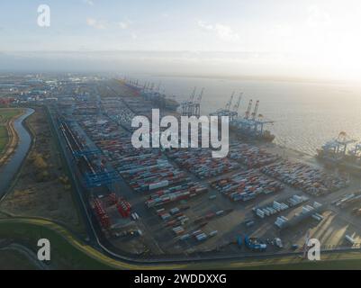 Bremerhaven, 29. Dezember 2023: Containerterminal im Bremerhaven. Nordsee-Terminal Bremerhaven. Stockfoto