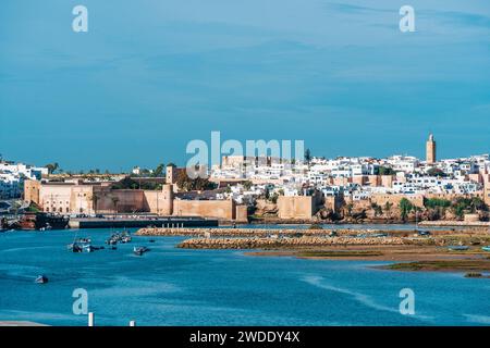 Malerischer Blick auf Rabat, Marokkos Hauptstadt mit dem Fluss Bou Regreg und der Kasbah der Oudayas Stockfoto