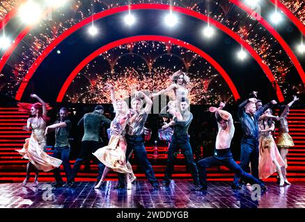 Robbie Kmetoni, Jake Leigh, Nadiya Bychkova, Nikita Kuzmin, Jowita Przystal, Vito Coppola, Carlos Gu, Neil Jones, Kai Widdrington, Katya Jones und Nancy Xu, die bei der Startup Come Dancing the Live Tour in der Utilita Arena Birmingham vortraten Stockfoto